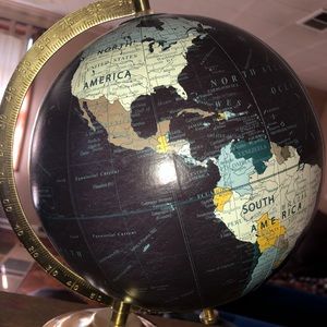 hello ! i’m selling this super cute globe !